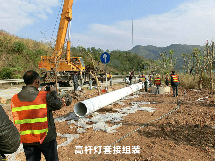 高速公路路口30米丝瓜app网站免费灯杆套接安装现场
